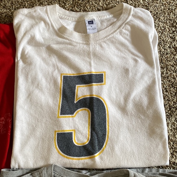 4 pack of gap T-shirts. Size XL - Picture 3 of 5